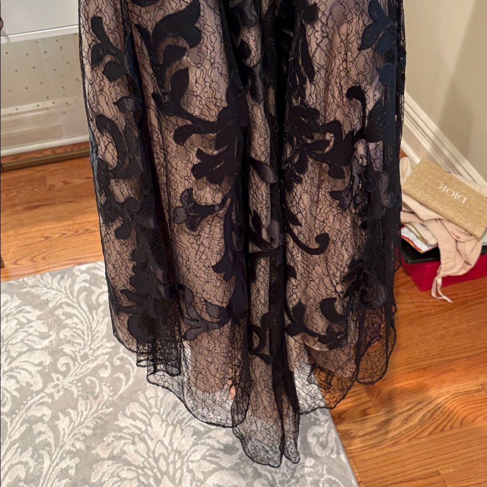 Elegant Black and Cream Lace Dress - Picture 8 of 11